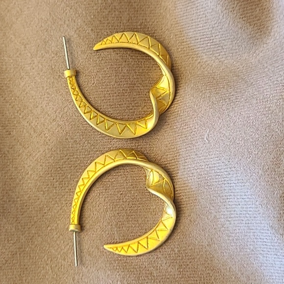 MATTE GOLD TONE EARRINGS - Picture 2 of 2